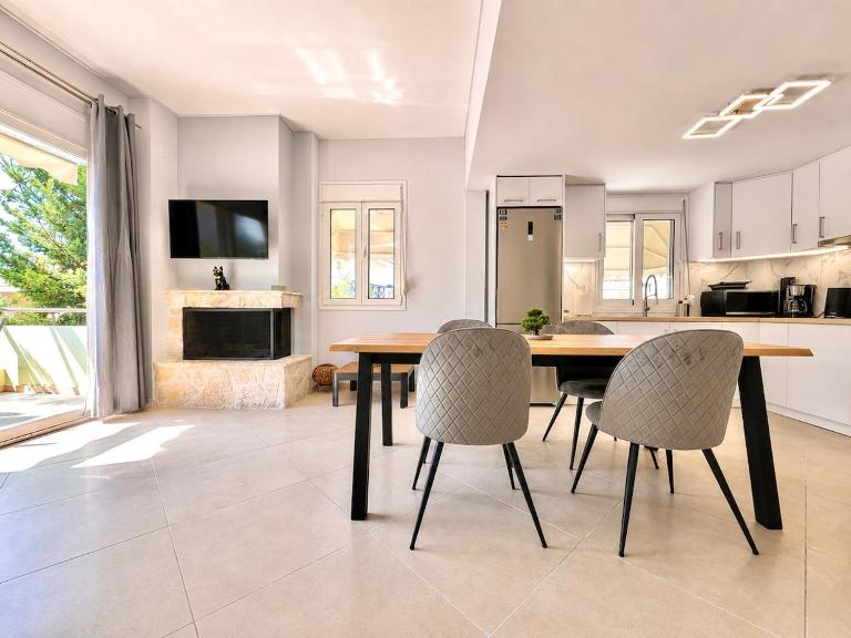 Coastal Escape - Modern 2BR Maisonette by ΜΡS - Bed and Breakfast Káto Almyrí