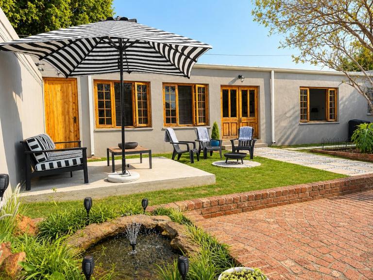 Stylish Parkhurst Cottage Walk to Trendy 4th Ave - B&B Johannesburgo