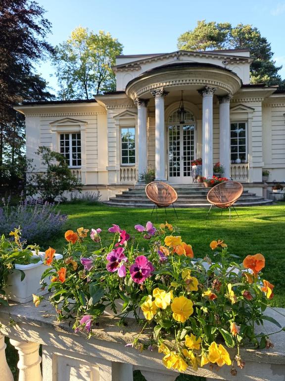 Willa Garbatka Apartament u Artysty - B&B Milanówek