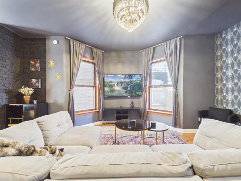 The Dakin Estate 4BR Art Deco Speakeasy Duplex - Bed and Breakfast Chicago