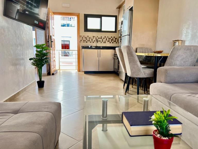 Beachfront 2BR Balcony Pool Atlas Mtn View Surf - B&B Agadir