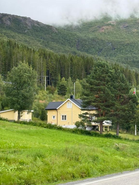 The little yellow house in Rånbogen with fjord and mountain views - Gateway to Lofoten - Ferienwohnung Narvik