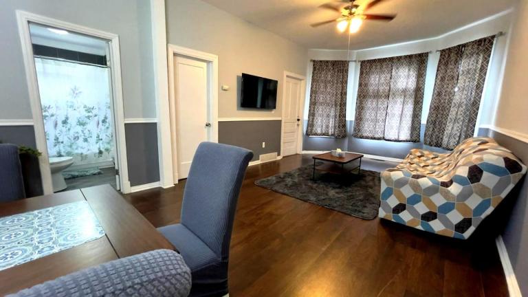 Affordable Home near the 606 - Bed and Breakfast Chicago
