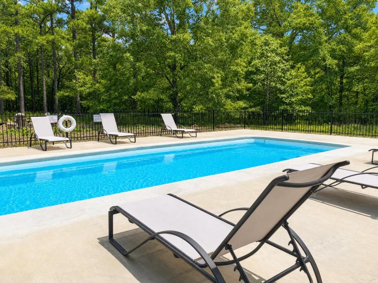 Secluded Pool Hot Tub Starlink EV Charger - Bed and Breakfast Broken Bow