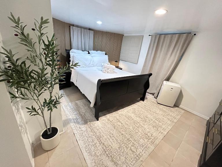 Aura Stays -Cozy Queen Room - Shared Bathroom- Self Check in-NEAR EWR - Bed and Breakfast Newark