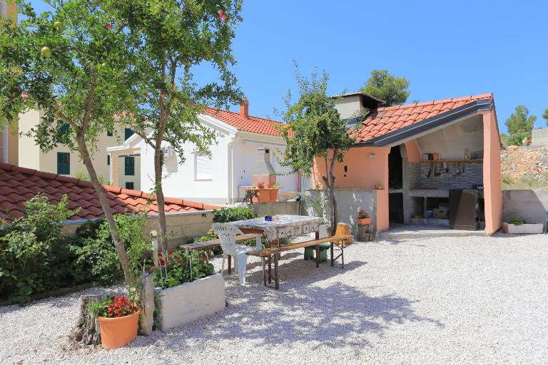 Apartments with parking space Grebastica, Sibenik - 11301 - Chambres d'hôtes Sibenik