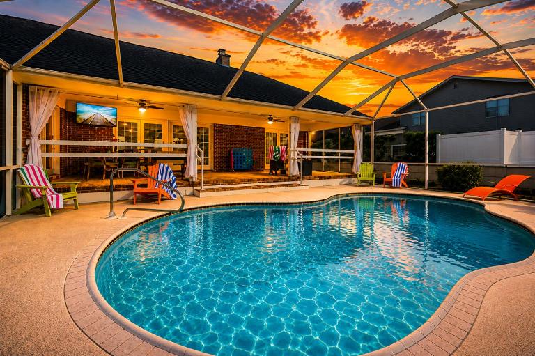 Heated Pool -Game Rm- King Stes- Family Ready-Firepit, Across from IMG - Bed and Breakfast Bradenton