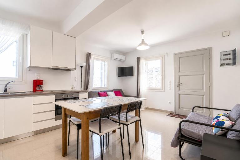 Bright & Cozy Home, 5 mins to Andros Town - Chambres d'hôtes Andros
