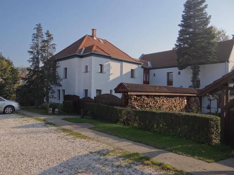 Holló Vendégház - B&B Visegrád