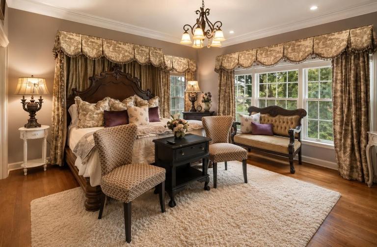 King suite-Sitting area-Backyard views-The Blooming Garden - B&B Fort Smith