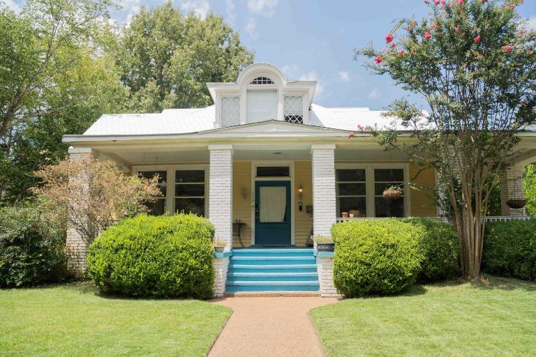 Porch swing, 1920s home, walk to live music - B&B Clarksdale