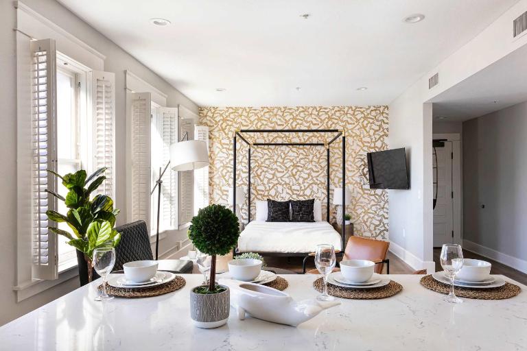 Elevated 2BR in Gaslamp Prime Location Sleeps 5 - B&B San Diego