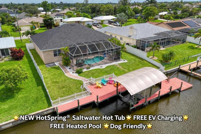 Gulf Access, NEW Hotspring Saltwater Hot Tub, Spa Like Master, 4 Watercraft, 9 Bikes, Beach and Fishing Gear, Baby Amenities, Dog Friendly - Bed and Breakfast Cape Coral