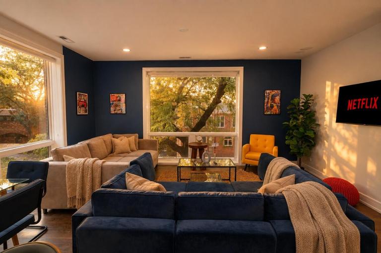Chic Little Italy 4BR Stay with Optional Parking - B&B Chicago
