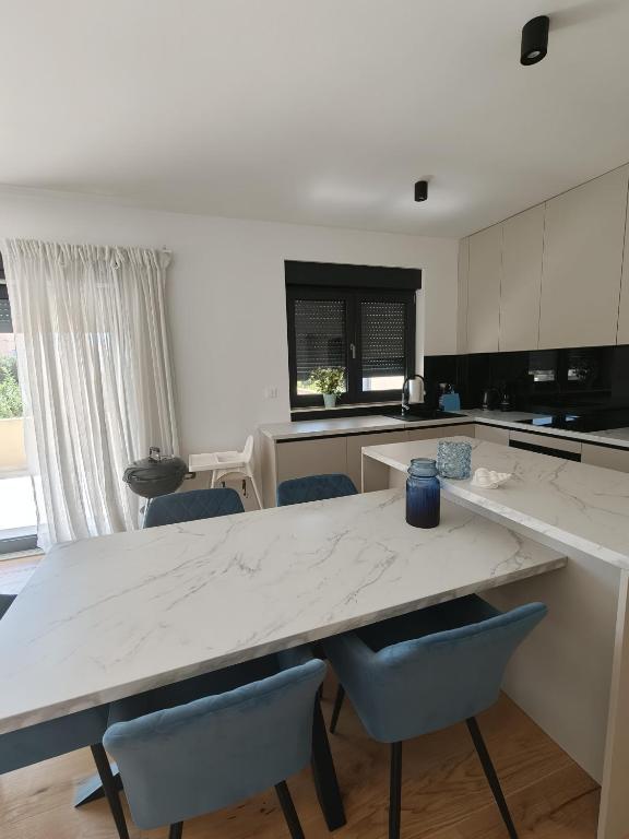 GT4 Apartment Azur - Chambres d'hôtes Privlaka