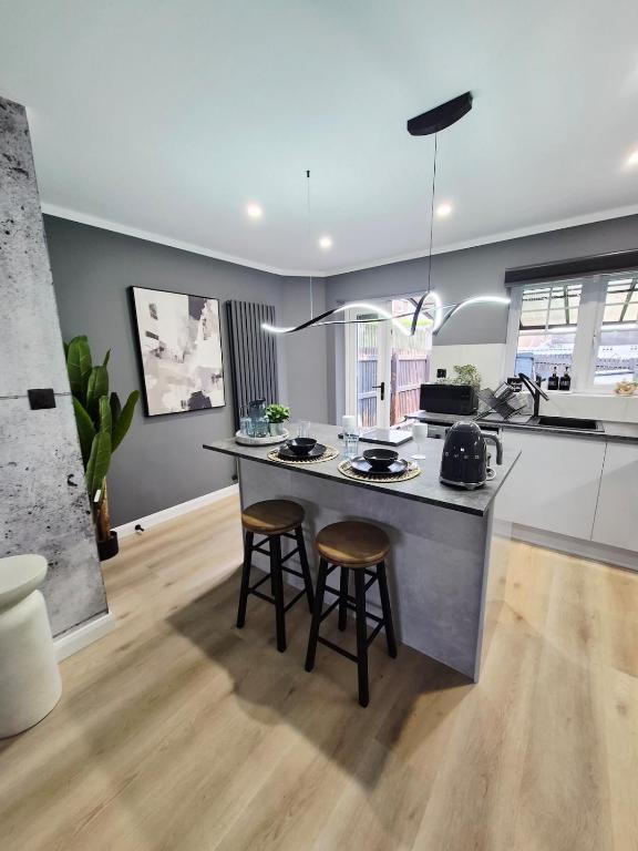 Elegant 2 bedroom house, FREE parking, close to EDINBURGH - Ferienwohnung Polmont