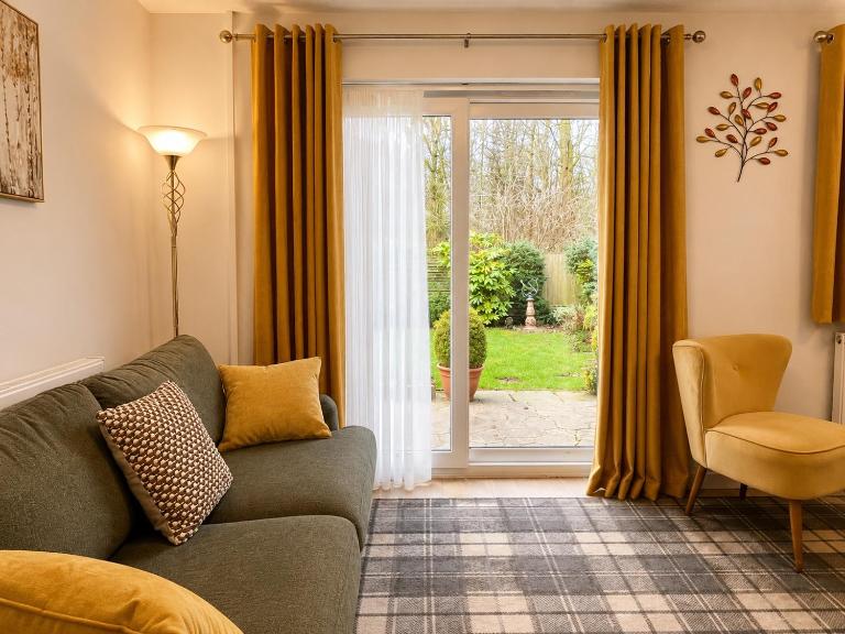 Cheerful 2 Bedroom Home with Off-road parking - Ferienwohnung Deysbrook