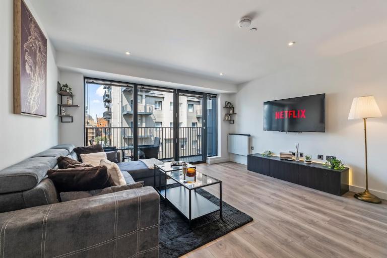 Central Slough APT Balcony Sleeps 6 Pool - Bed and Breakfast Slough