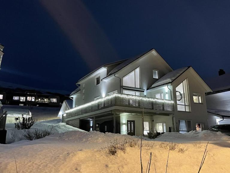 Modern holiday home on Kvaløya near Tromsø with Northern Lights and nature - B&B Kvål