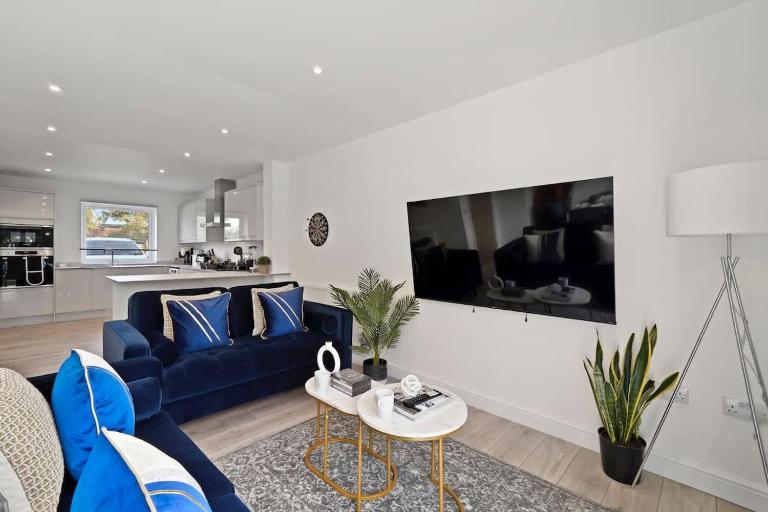 OFFERS 3 Bed House with Free Parking Ideal for Contractors or Relocation Stays Sittingbourne - Chambres d'hôtes Kent