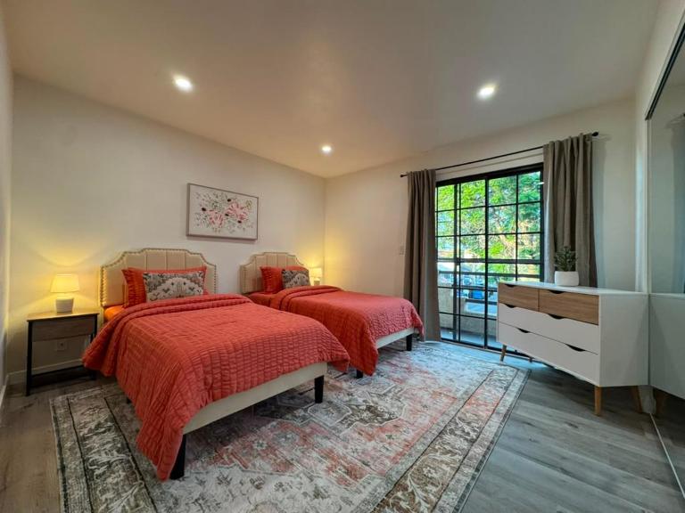 Pico Robertson 2 Bedroom 2 Bath King Bed Free Parking Near Rodeo Dr - B&B Los Angeles