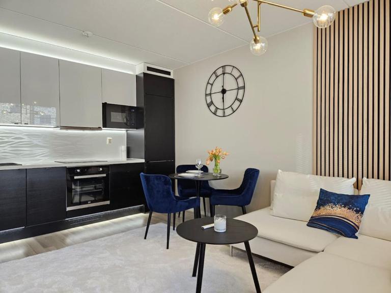 LuxCityhome 300m metro with glass balcony - Bed and Breakfast Helsinki