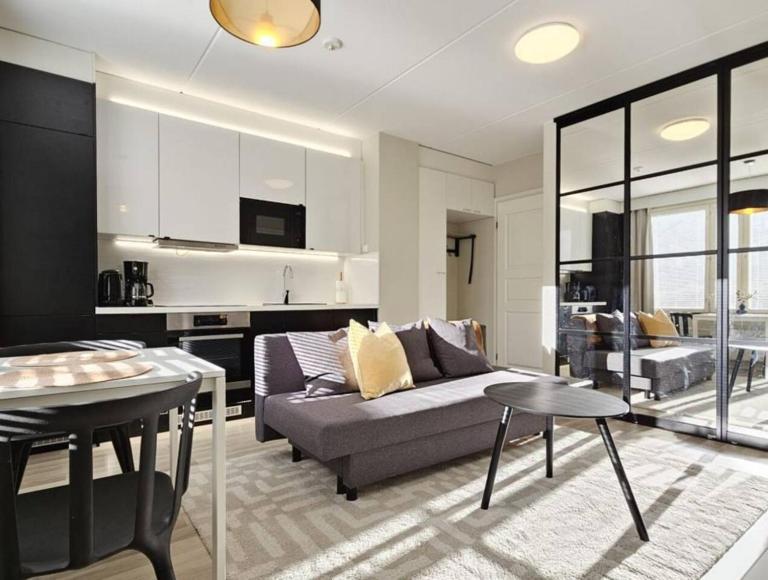 Modern One-Bedroom with glazed sun balcony, 350m metro - Bed and Breakfast Helsinki