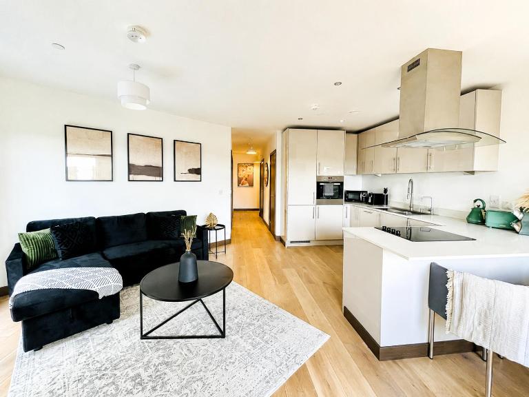 Modern Maidstone Apartment - Central Location, Free Parking, Balcony - Perfect Long Stay - Chambres d'hôtes Maidstone