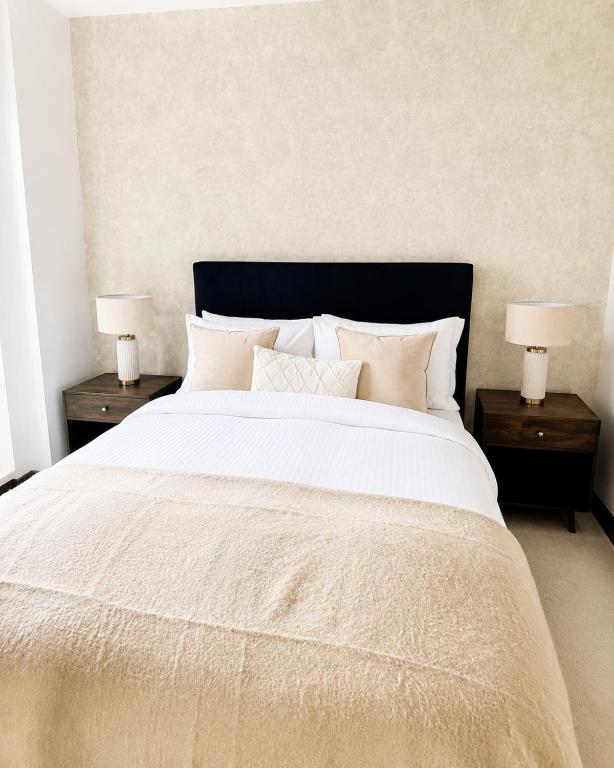 Modern Maidstone Apartment - Central Location, Free Parking, Balcony - Perfect Long Stay - Bed and Breakfast Maidstone