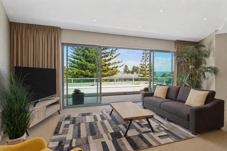 Ocean View Penthouse by Ready Set Stay - Bed and Breakfast Cowes