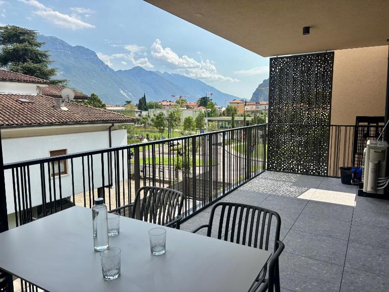 Emma's Riva-Dream enjoy - im Herzen von Riva del Garda mit Terrasse, WLAN, Garage und 3 Citybikes - B&B Riva del Garda
