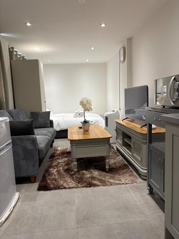 Guesthouse Sleeps 2 with Parking - B&B Bootle