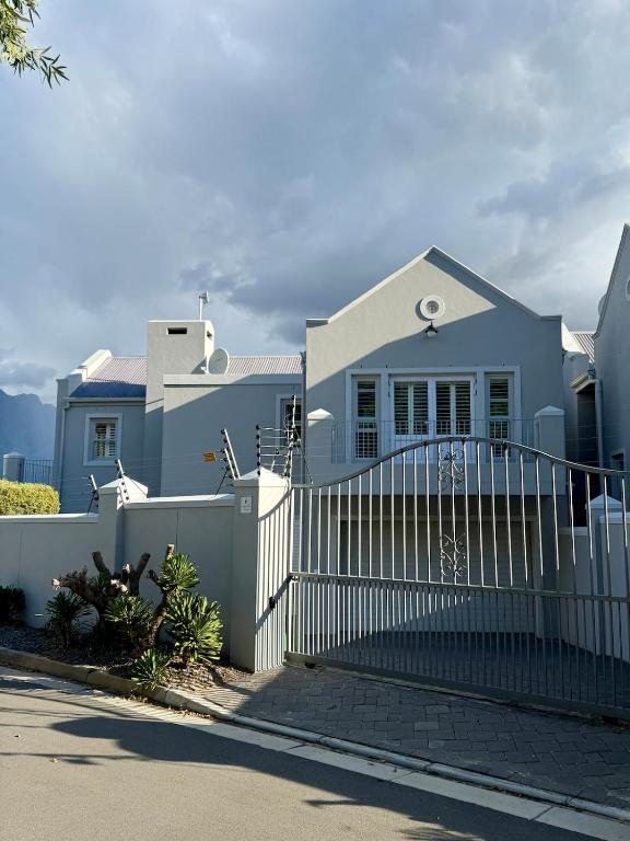 Perfectly Positioned Stylish Townhouse - Chambres d'hôtes Franschhoek