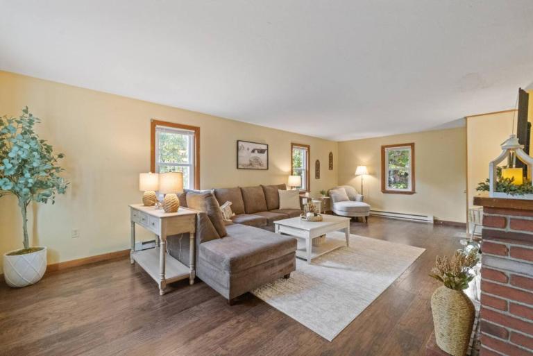 Dog-Friendly Retreat, Fire Pit, Lakes Region - B&B Gilmanton