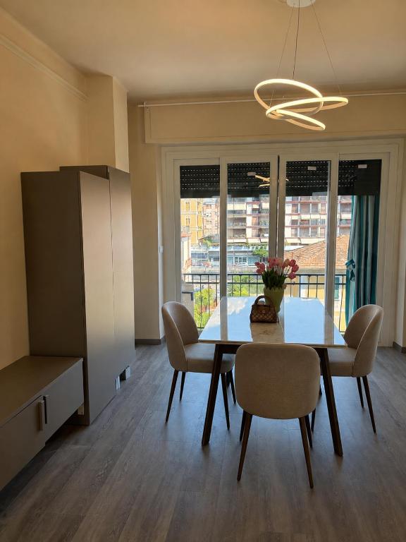 WELCOME RIVIERA-COLOMBO 12-102-totalmente rinnovato luglio 2026-3 camere da letto CIASCUNA CON CONDIZIONATORE -150 m dal centro - parcheggio a 20 euro al giorno da prenotare -parking at 20 euro per day if available - B&B Rapallo