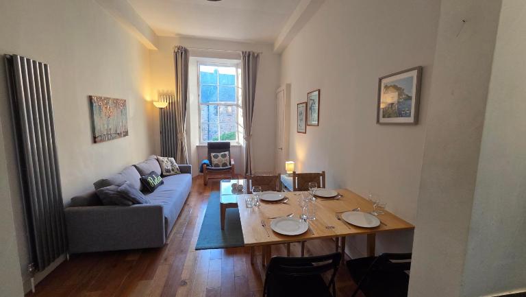 Buccleuch Place Residence, off George Square, Sleeps 4 - B&B Edinburgh