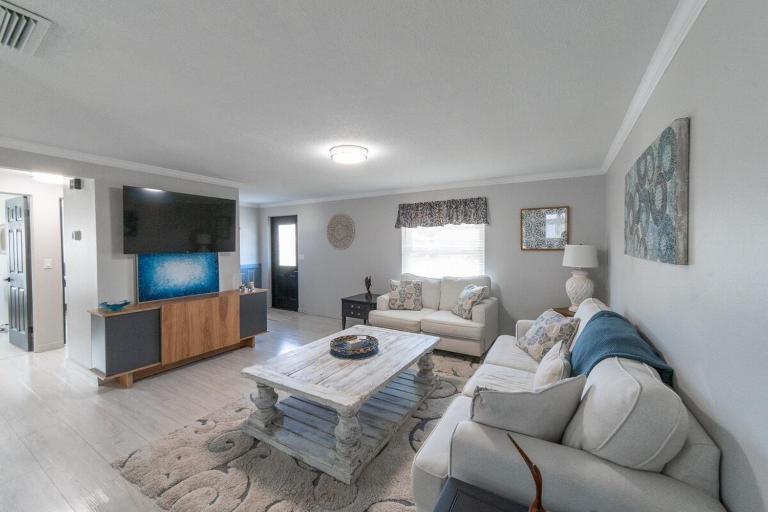 Bayshore Retreat, HUGE Private Yard & Fire Pit & Screened In Patio, Near Beaches - Chambres d'hôtes Bradenton