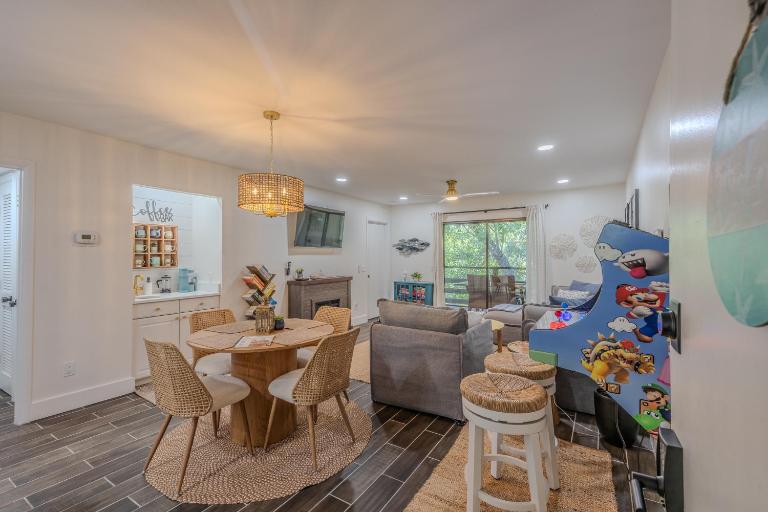 Completely remodeled condo, walk to beach, arcade, pool! - B&B Fernandina Beach