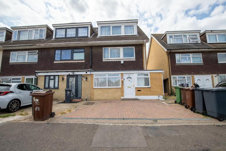 Spacious 5Bedroom Home with Garden & Parking Sleeps 11 Near Elizabeth Line - B&B Goodmayes
