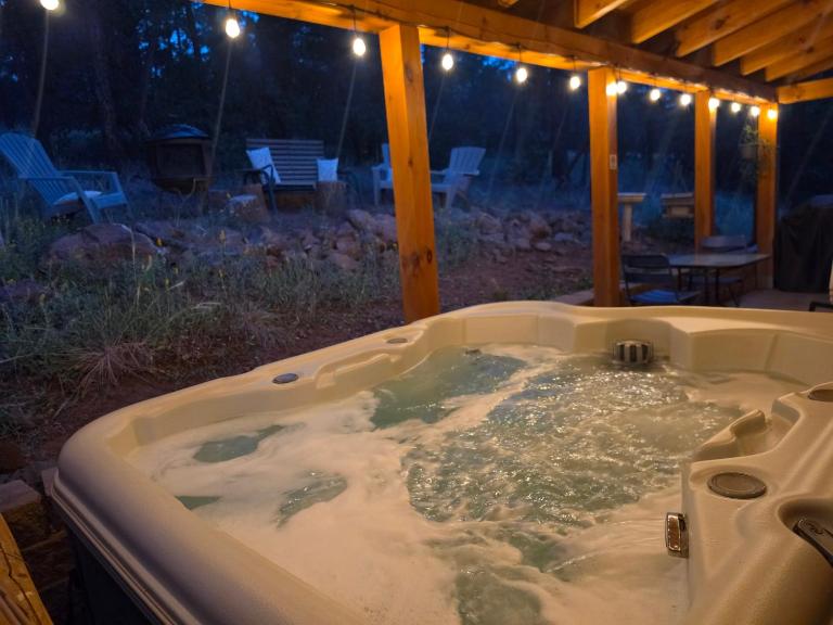 Cozy Forest Cabin with Hot Tub in Central Flagstaff - B&B Flagstaff