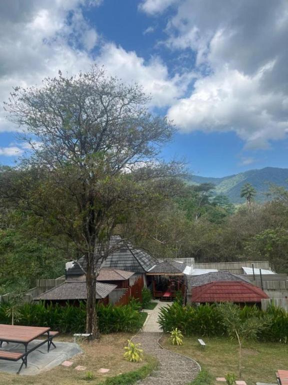 Tentrem Bungalow - B&B Labuan Bajo