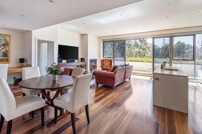Bright & Spacious Penthouse by Parliament House - Ferienwohnung Broughton Vale