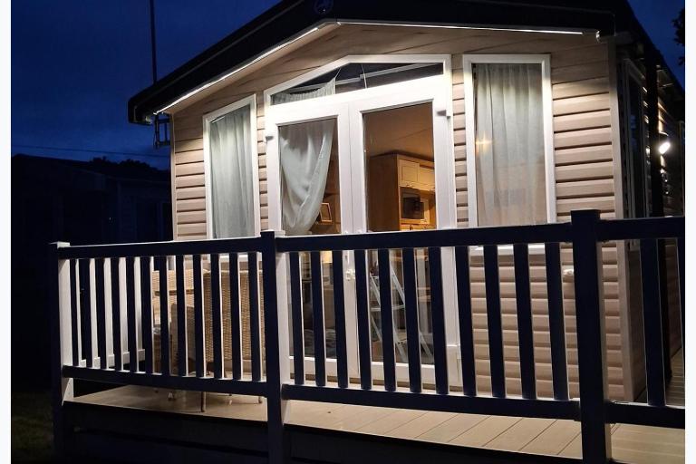 Caravan Sleeps 4 Garden Parking - B&B Ringwood