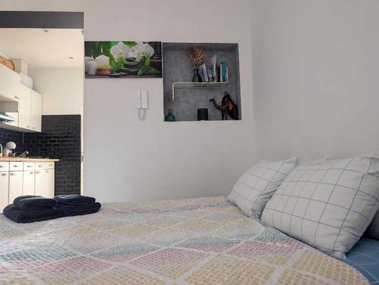 Magnifique Studio au 2ème étage, à proximité de la gare du midi! - B&B Bruselas