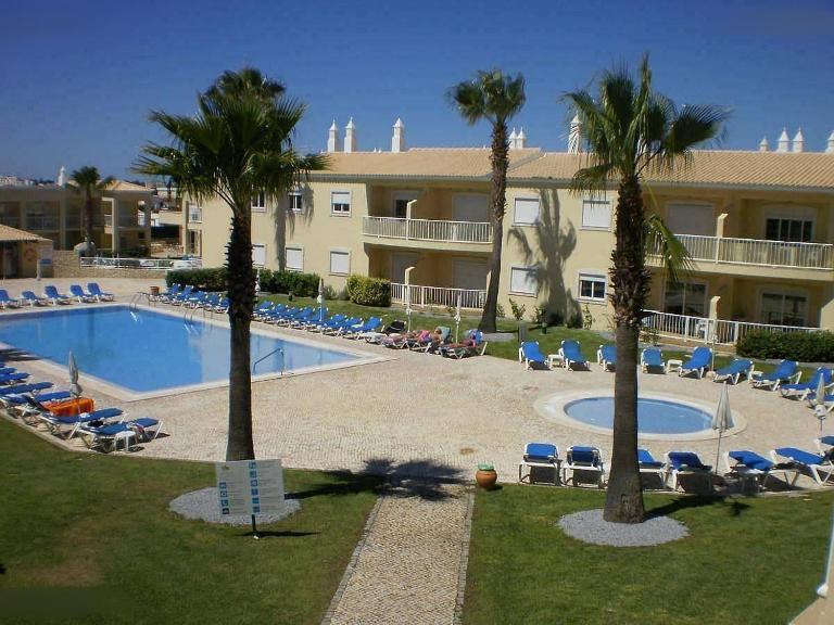 Apartment in a condominium with a swimming pool, in Galé - Ferienwohnung Galé