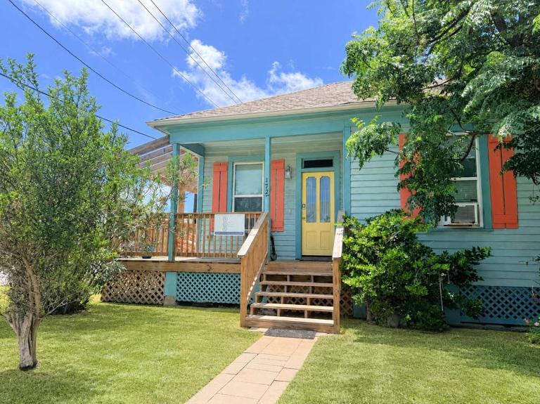 Casa Azul - 2 Blocks to Beach, Near Historic Strand, Private Yard! - B&B Galveston