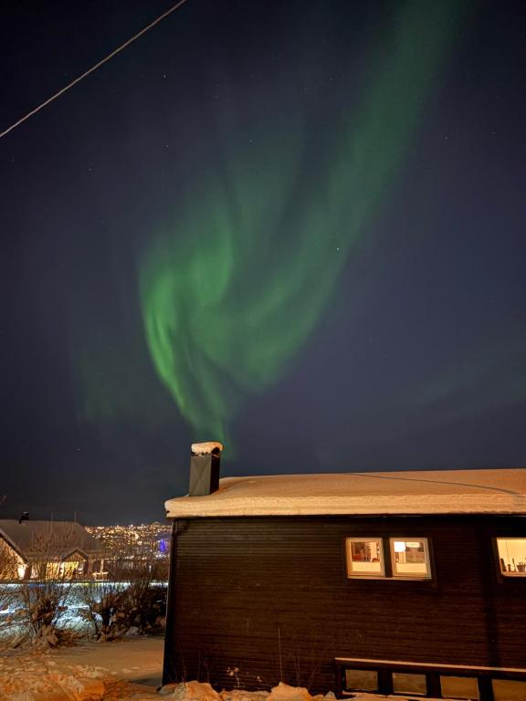 Cosy studio apartment by the Cable Car, private entrance and bathroom - Chambres d'hôtes Tromsø