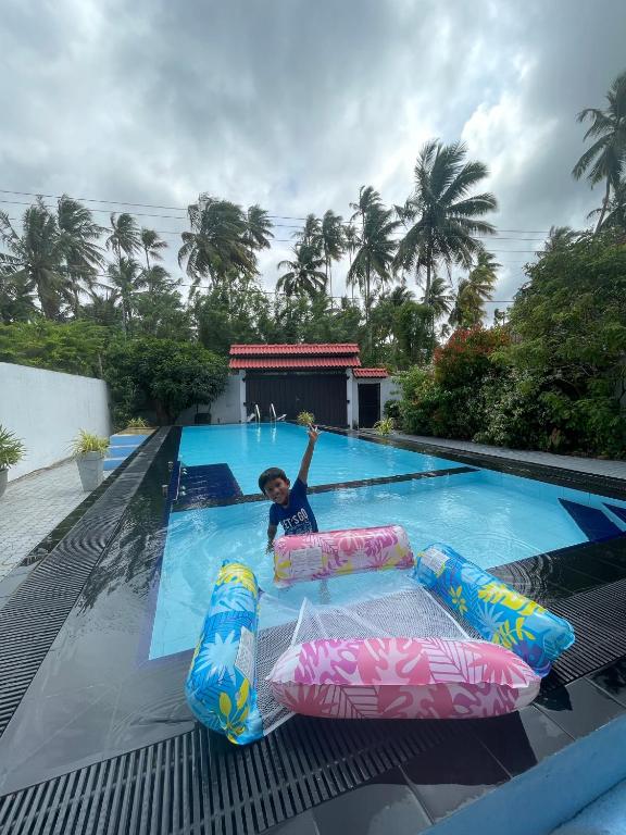 Lucky Family Villa Unawatuna - 5 BR Private Entire Pool Villa - 5 Min Drive to Unawatuna Beach - B&B Unawatuna