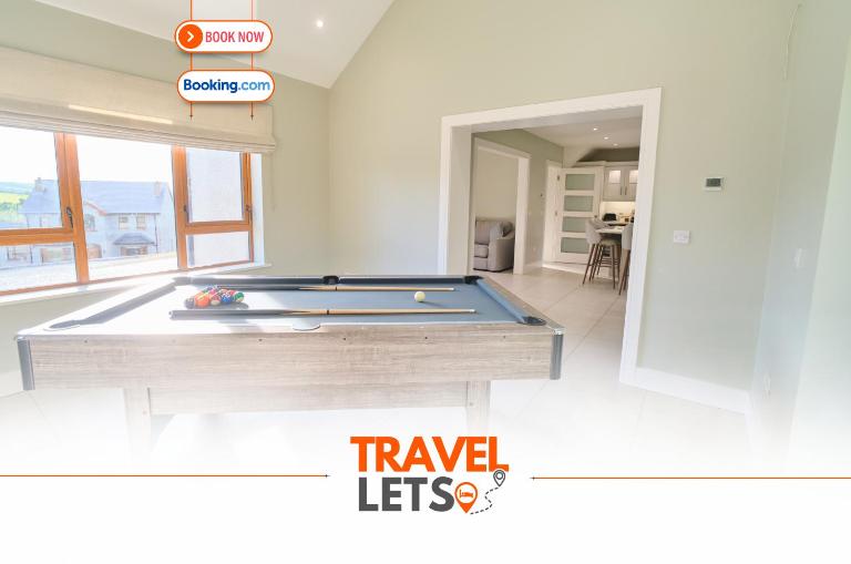 Deluxe 4 Bedroom New Build with Games Room & Private Garden By Travel Lets Holiday Homes Letterkenny - Bed and Breakfast Lubber
