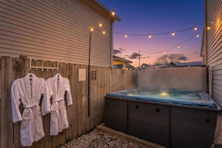 Capitol House - 3 Bed 1 Full and 1 Half Bath, Pet Friendly with Hot Tub walk to Lucas Oil Stadium - B&B Indianapolis